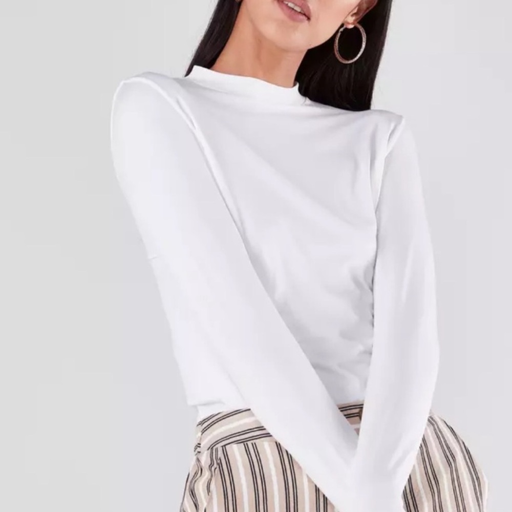 3/$20⚡️ Hollister White Mock Neck Long Sleeve Tee Shirt Slightly Cropped Basic